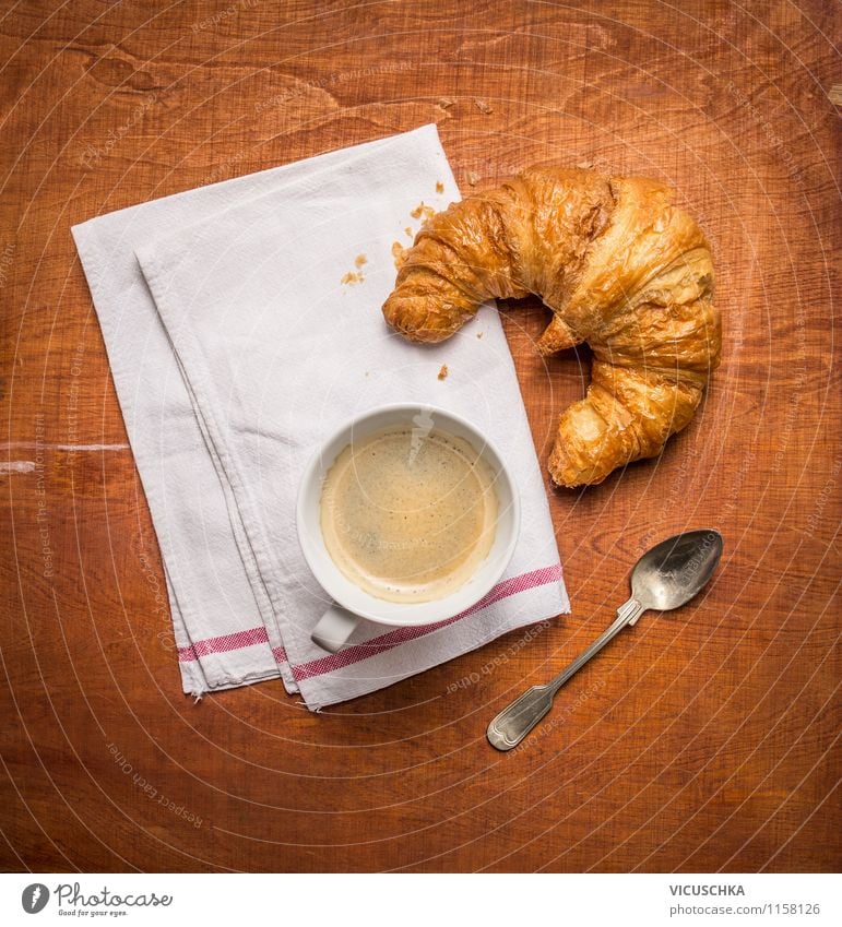 Frühstück mit Kaffee und Croissant Lebensmittel Teigwaren Backwaren Dessert Ernährung Getränk Espresso Tasse Löffel Stil Design Tisch altehrwürdig Café
