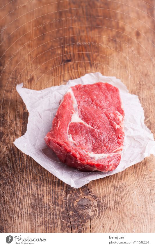 Steak Lebensmittel Fleisch liegen gut rot Ehrlichkeit Rindersteak roh Papier Rinderlende Grillfleisch Holz rustikal Portion Menschenleer lecker Stück marmoriert