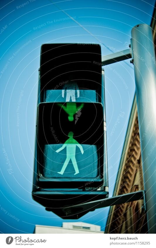 Du darfst gehen. Verkehr Straßenverkehr Fußgänger Ampel Zeichen Bewegung stehen gut positiv Stadt grün Optimismus Erfolg Kraft Willensstärke Mut Vertrauen