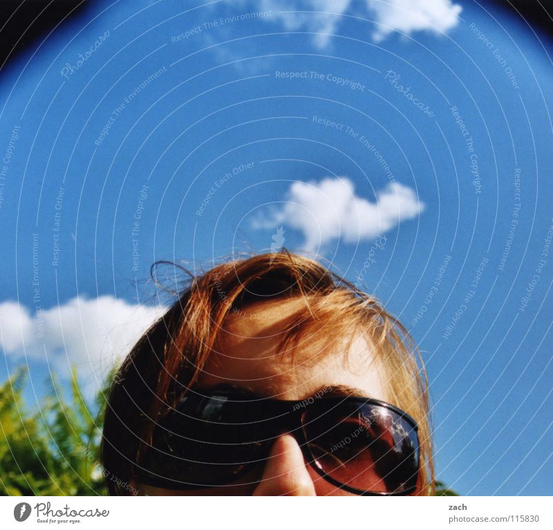 Ich hasse es... Sonnenbrille Brille Porträt Wolken Sommer Frau feminin Physik Freude Gesicht Wärme Himmel blau