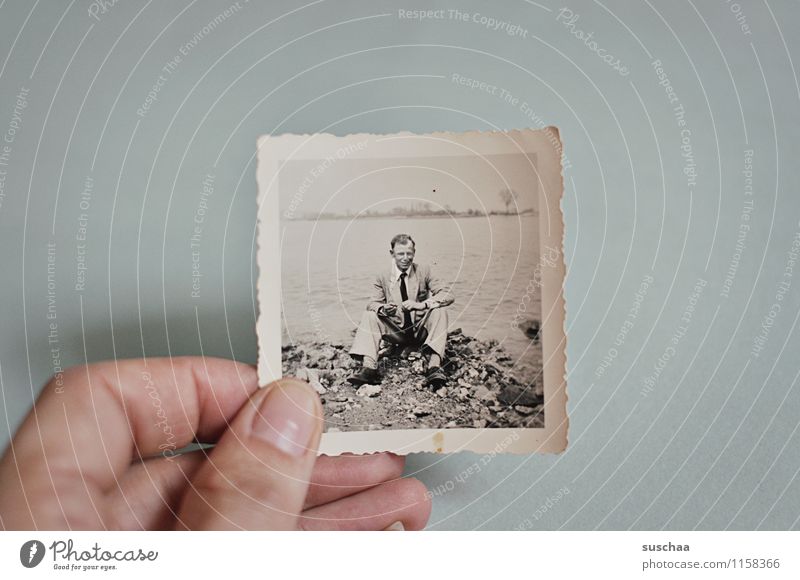 mein vater Fotografie alt Schwarzweißfoto analog Mann sitzen Seeufer Wasser Hand Finger Erinnerung Familienalbum