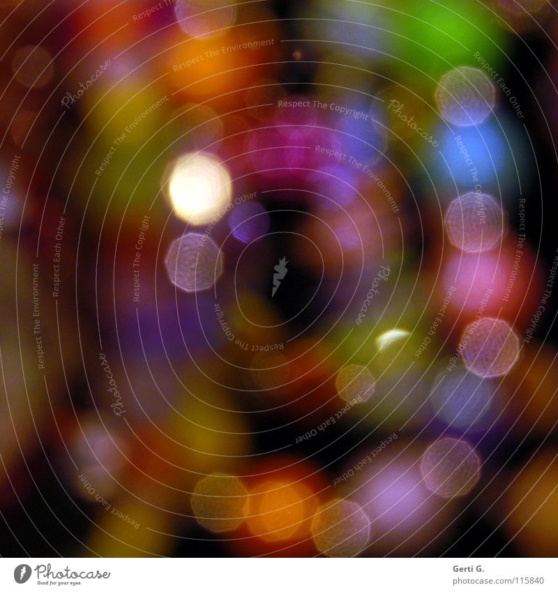 Kerlenpetten durcheinander spektral Lichtpunkt Unschärfe dunkel schwarz Nacht niedlich türkis bernsteinfarben Schmuck Perlenkette Lichteinfall obskur verwaschen