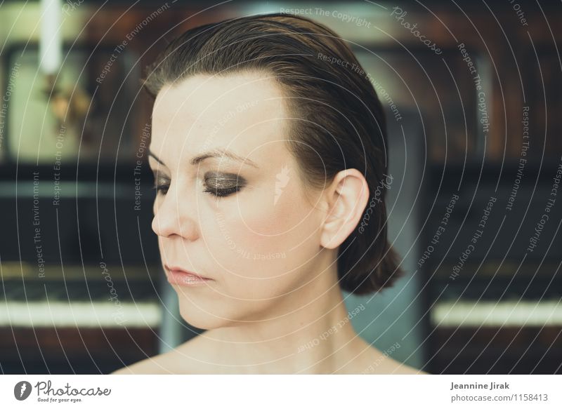 Frau mit Klavier schön Haut Gesicht Kosmetik Wohlgefühl ruhig feminin Erwachsene 1 Mensch 30-45 Jahre Haare & Frisuren brünett kurzhaarig nackt Sehnsucht