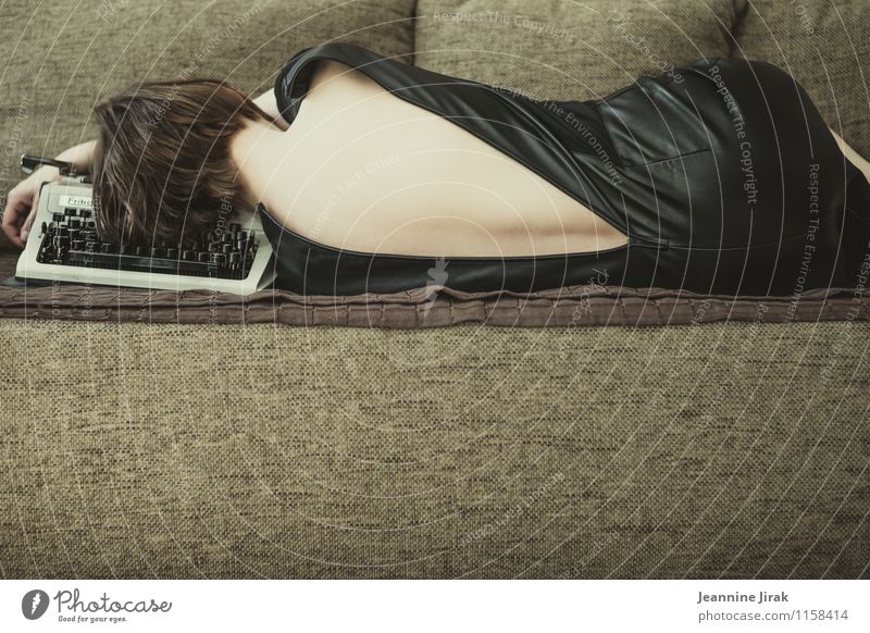 Homeoffice II ruhig Sofa Schreibmaschine feminin Frau Erwachsene Rücken 1 Mensch 30-45 Jahre Kleid brünett liegen schlafen träumen nackt Erotik Einsamkeit