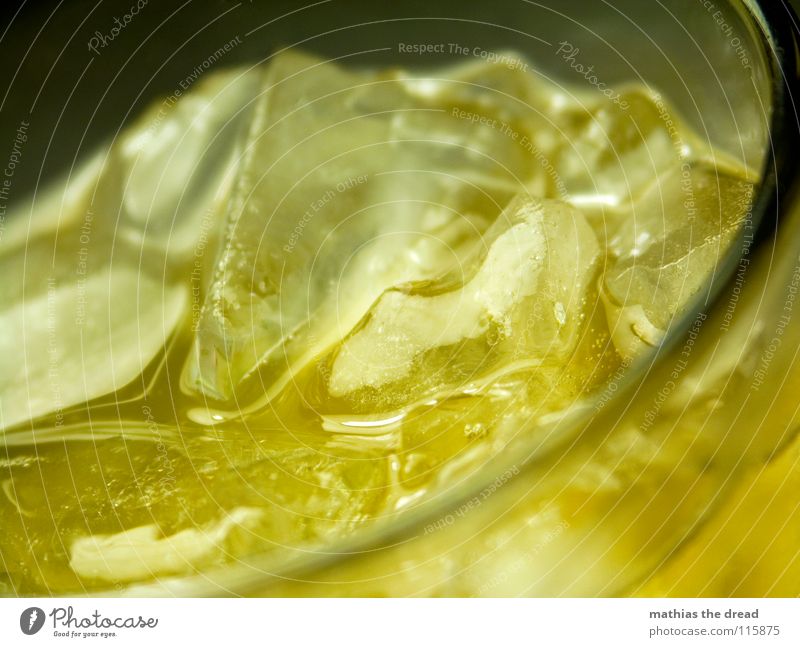 kühles nass II Eiswürfel Kunstlicht Becherrand Glas Am Rand Flüssigkeit kalt kühlen gelb Luftblase Limonade Getränk trinken Durstlöscher Alkohol Makroaufnahme