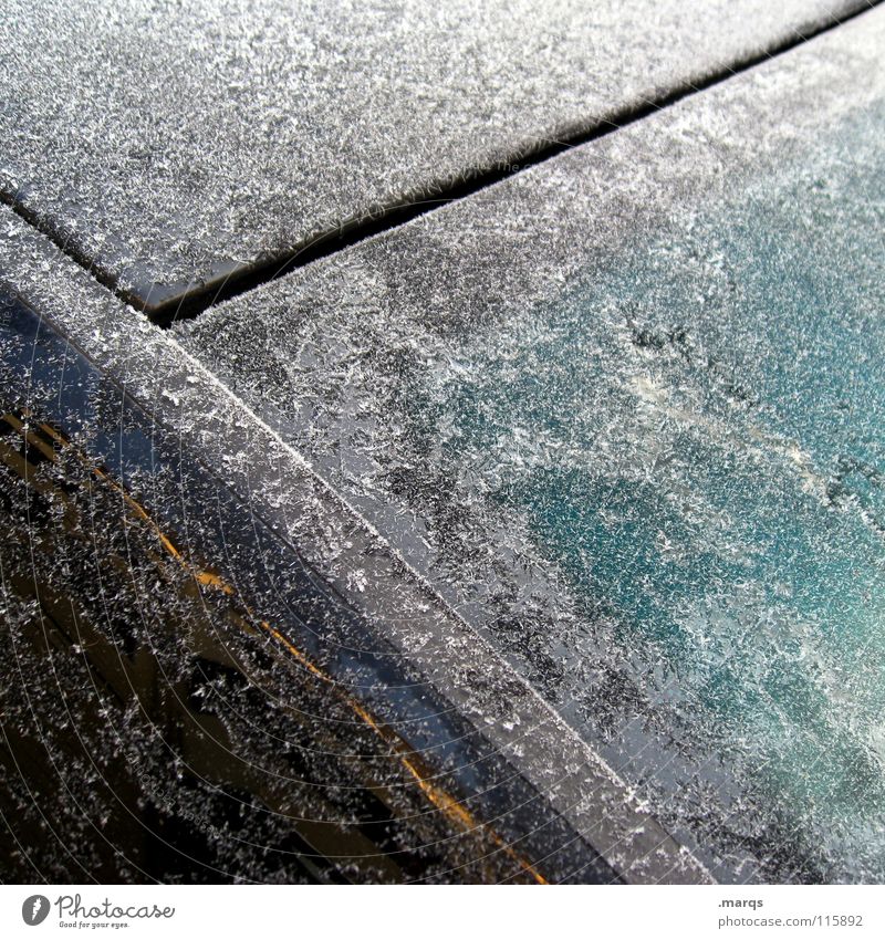 Versiegelt Winter kalt kühlen Oberfläche kratzen frieren gefroren weiß türkis schwarz Vergänglichkeit Frost Eis Fensterscheibe Glas PKW Metall