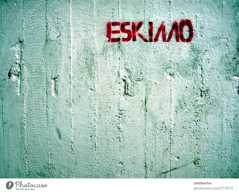 Eskimo Beton Wand Beschriftung Wort Buchstaben Typographie typisch Schablone Schablonenschrift Straßenkunst Vandalismus beschmutzen beschriften Mitteilung