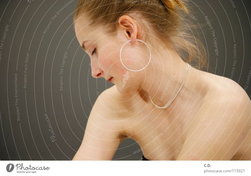 Shy? Frau Schulter Silhouette blond grau Verlauf Mensch Gesicht Arme Hals Profil Ohr Ohrringe Haare & Frisuren Kette Nase Haut