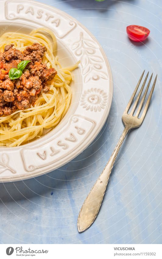 Spaghetti Bolognese in Teller mit Gabel Lebensmittel Fleisch Gemüse Teigwaren Backwaren Kräuter & Gewürze Ernährung Mittagessen Festessen Bioprodukte Diät