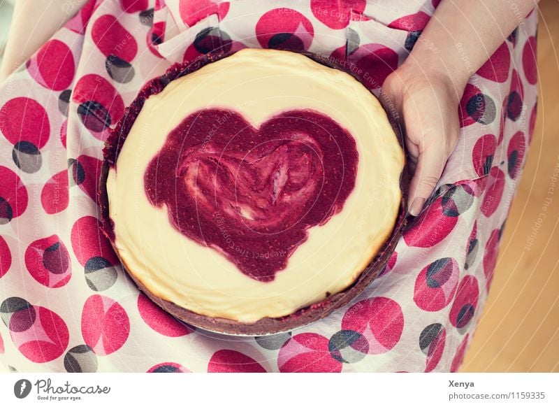 Für Dich Kuchen Küche feminin Frau Erwachsene 1 Mensch 18-30 Jahre Jugendliche gelb rot Liebe Romantik Herz Muttertag Valentinstag schenken Schürze Freude