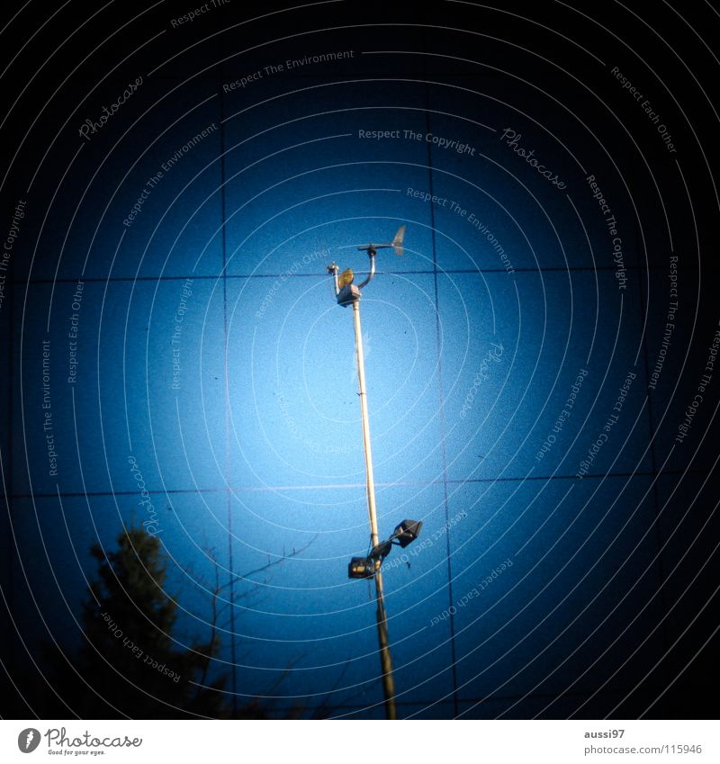 Die verlassene Station Funktechnik Antenne Windmesser dunkel bezogen Regen Planet UFO schemenhaft Raster Muster Fototechnik Industrie Funkantenne Kontakt