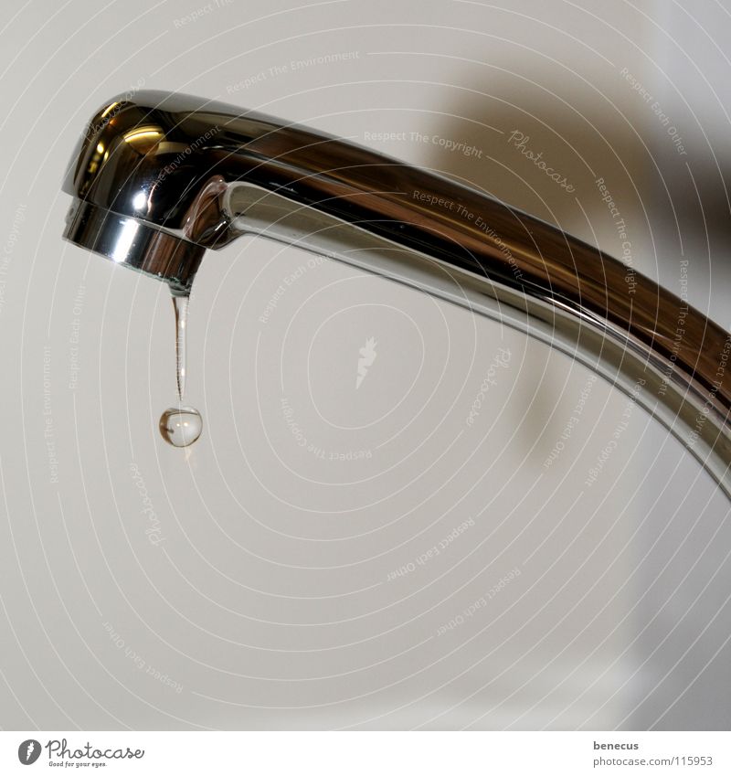 Der Absprung springen Wassertropfen Wasserhahn Wasserrohr Bad Reinigen Kugel Messing Momentaufnahme verdunkeln weiß festhalten rund Ablösung glänzend