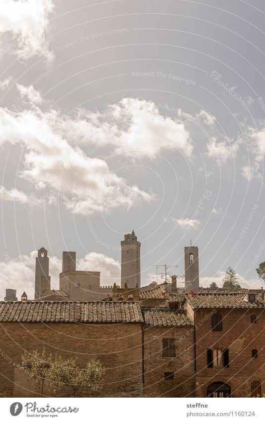 Reach for the sky Himmel Frühling Schönes Wetter San Gimignano Toskana Italien Altstadt Skyline Haus Hochhaus Turm außergewöhnlich Farbfoto Außenaufnahme