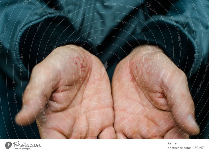FR UT | Vom Fallen und Aufstehen Mensch Haut Hand Finger Handballen Handfläche 1 Jacke grau schwarz Missgeschick Schmerz zeigen Wunde Verletzungsgefahr