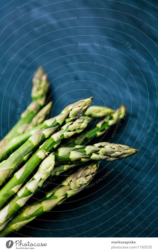 grüner spargel asparagus Gemüse Bioprodukte Vegetarische Ernährung Slowfood Garten Reichtum Anbau agriculture Spargel bloom common controlled farming