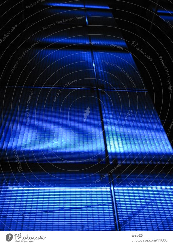 Blauer Weg Licht Gitter Steg Nacht dunkel Architektur blau Wege & Pfade Farbe