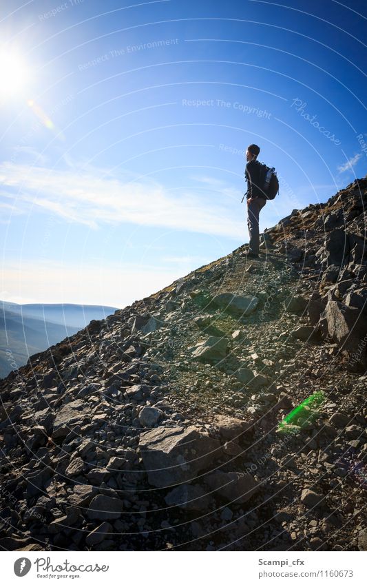 Aufgabe vor sich Junger Mann Jugendliche 1 Mensch 18-30 Jahre Erwachsene Felsen Berge u. Gebirge wandern Optimismus Willensstärke Mut ruhig Ausdauer Einsamkeit