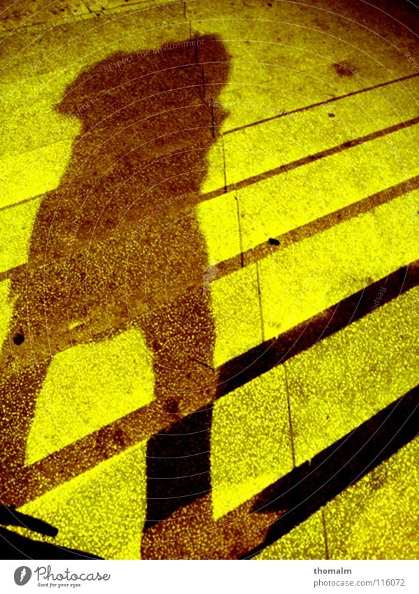 schattenmann Mann Licht gelb grün Linie Fotografieren kalt Winter Alexanderplatz dunkel Beton gehen diagonal braun Farbe Schatten Treppe Balken Beine schreiten