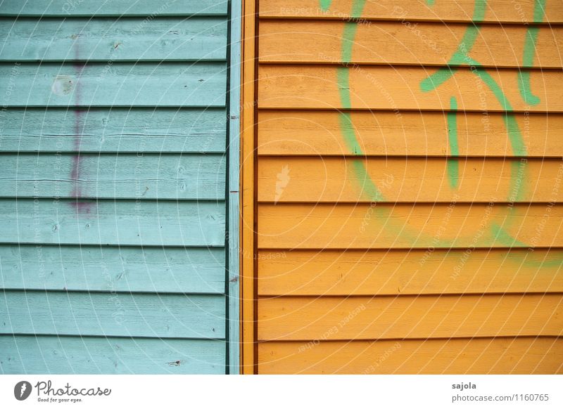 FR UT | blau | orange Hütte Scheune Lagerschuppen Holzwand Holzbrett angemalt Schriftzeichen Farbfoto mehrfarbig Außenaufnahme Menschenleer Textfreiraum links