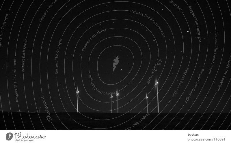 Windräder mit Sternen Nacht dunkel Licht Beleuchtung Windkraftanlage sternenklar Langzeitbelichtung Schwarzweißfoto Himmelskörper & Weltall hell long exposure
