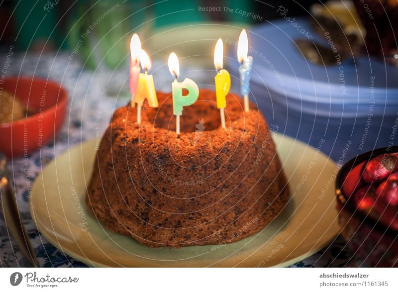 Geburtstagskuchen Kuchen Kaffeetrinken Essen Feste & Feiern genießen lecker Farbfoto Innenaufnahme Menschenleer Kunstlicht Schwache Tiefenschärfe