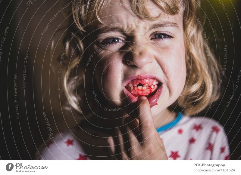 Zahnfee feminin Kind Mädchen Junge Frau Jugendliche 3-8 Jahre Kindheit blond Schmerz Angst verstört Gebiss Zahnfleisch Zahnlücke zahnwechsel zahnfee Blut