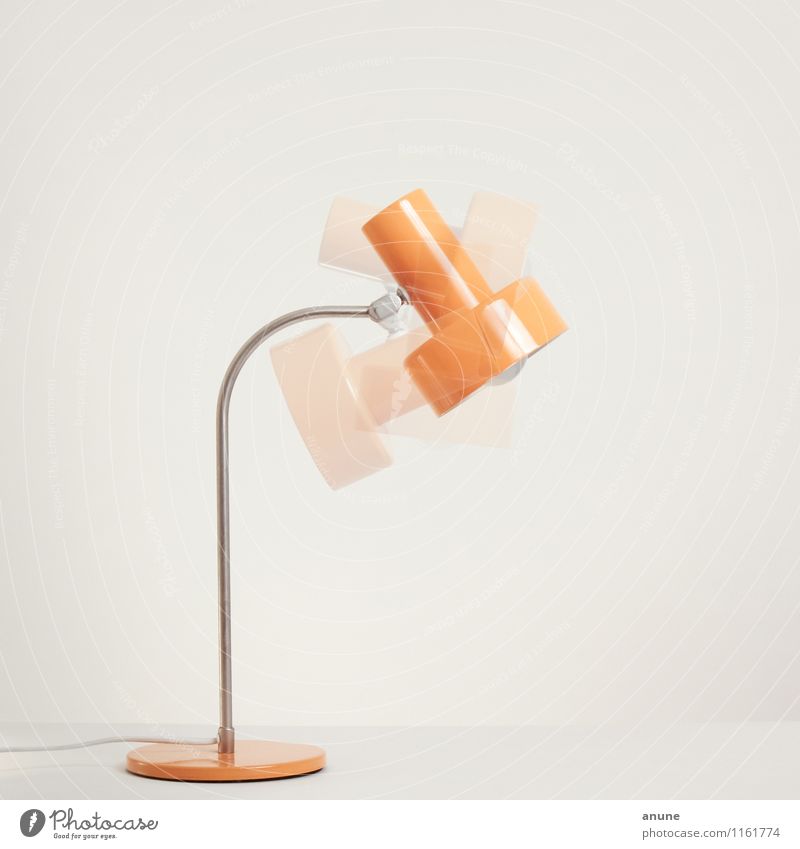 DDR-Lampe in Bewegung Stil Design Häusliches Leben Wohnung Innenarchitektur Dekoration & Verzierung Technik & Technologie Metall trendy historisch retro orange