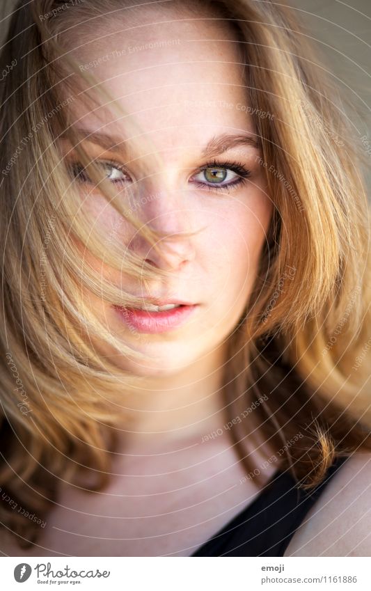 Sommerwind feminin Junge Frau Jugendliche Haare & Frisuren Gesicht 1 Mensch 18-30 Jahre Erwachsene blond schön Erotik Farbfoto Außenaufnahme Nahaufnahme Tag