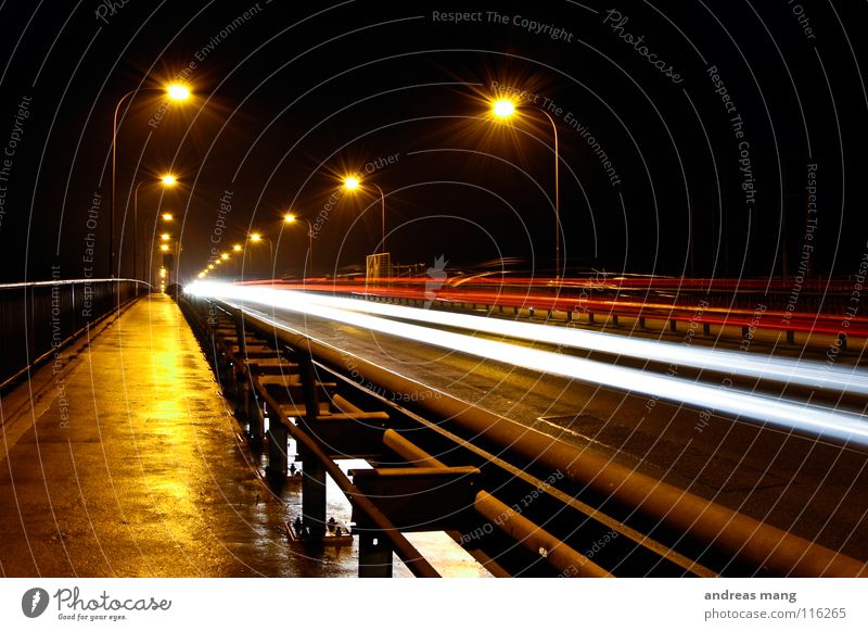 Die Brücke Nacht dunkel Licht Lampe Langzeitbelichtung Straßenbeleuchtung Strahlung Leitplanke Geschwindigkeit Beleuchtung Verkehr nass feucht Feierabend Ferne