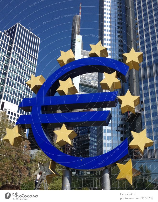 Der Euro schwächelt und muss repariert werden Zeichen Geld Eurozeichen sparen historisch blau sparsam kaufen Schwäche Zusammenhalt Farbfoto Außenaufnahme Tag