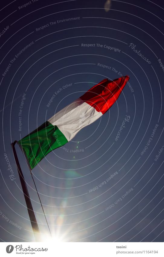 Bella Italia II Himmel grün rot weiß Zeichen Fahne Italien Ferien & Urlaub & Reisen Sonnenlicht Sonnenstrahlen Europa Sommerurlaub Wind wehen Stoff