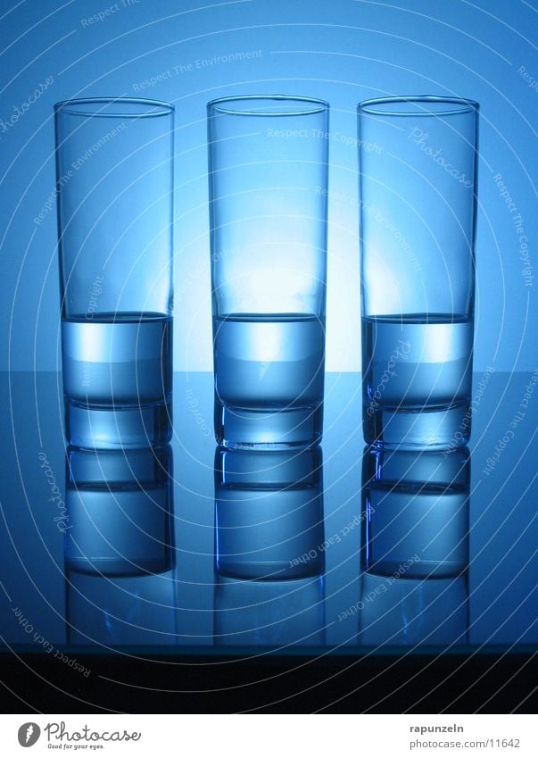 Blaues Glas #03 Longdrink Glätte Ernährung blau Wasser Ausgewogen gleich halbvoll Gegenlicht nebeneinander Spiegelbild Oberfläche glänzend Menschenleer rund