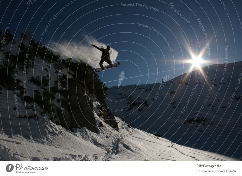 Frei! Winter springen Snowboard Spuren fahren Luft Sonne Sträucher weiß Funsport Extremsport Felsen Schnee Schatten blau felsenspringen Schanze Berge u. Gebirge