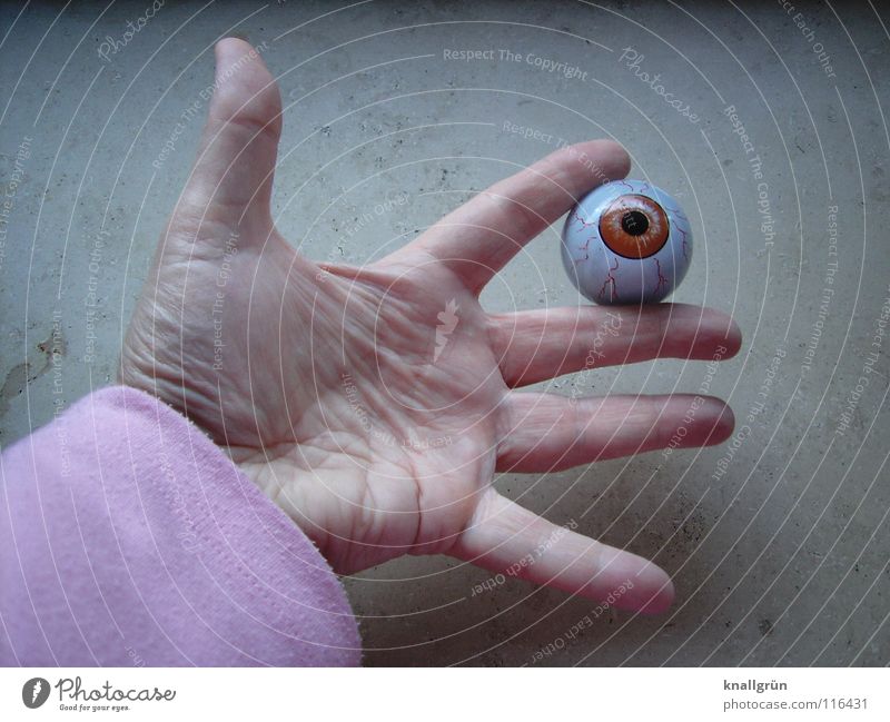 Zwischenstand Hand Finger spreizen Pupille Vergänglichkeit obskur festhalten Auge Braunauge Dazwischen