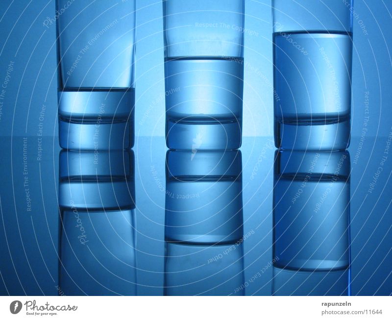 Blaues Glas #05 Ernährung blau Wasser unausgewogen ungleich ungleichmäßig unausgeglichen Spiegelbild halbvoll 3 Gegenlicht Getränk Trinkwasser Mineralwasser