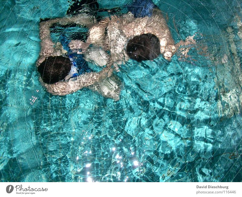 Ohne Badehose Schwimmen & Baden tauchen Wasseroberfläche Wasserwirbel türkis Wasserspiegelung Schwimmbad Vogelperspektive 2 Menschen Jugendliche Erwachsene