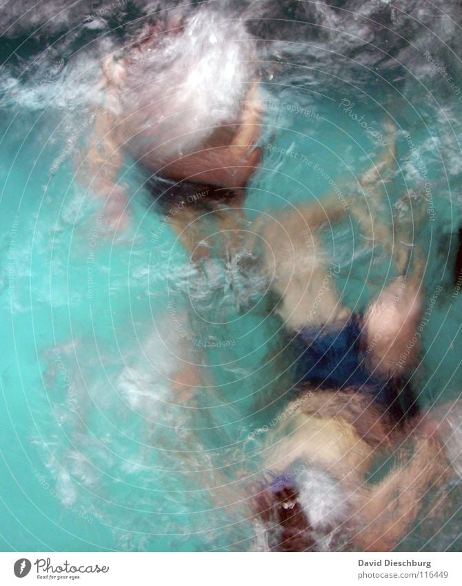 Eingefrorenes Duett Schwimmen & Baden tauchen Wasseroberfläche Wasserwirbel Unschärfe türkis 2 Menschen anonym unerkannt unkenntlich gesichtslos