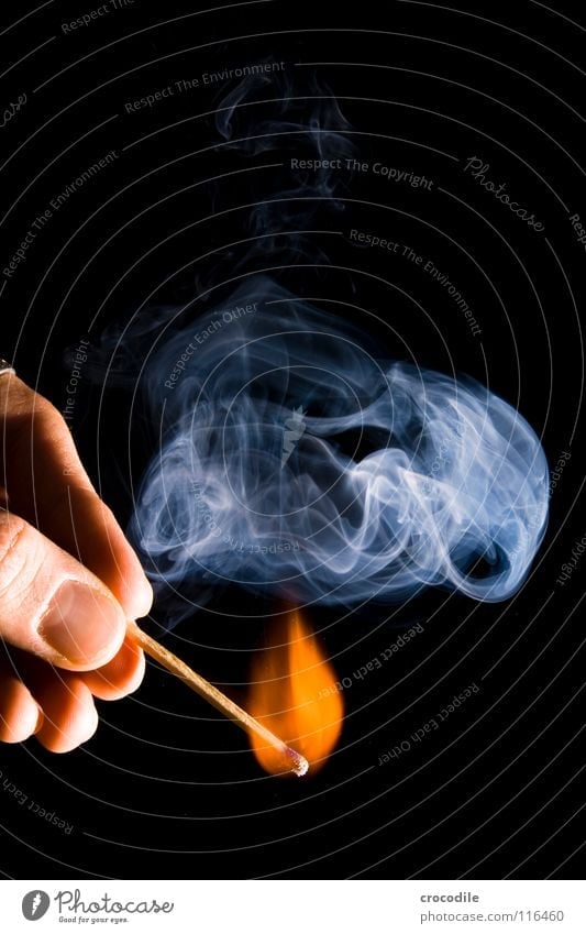 feuer??? brennen anzünden Finger heiß gefährlich Holz Rauchen entzünden Fingernagel Brand streichholz. feuer bedrohlich ein licht aufgehen Geruch Low Key qirbel
