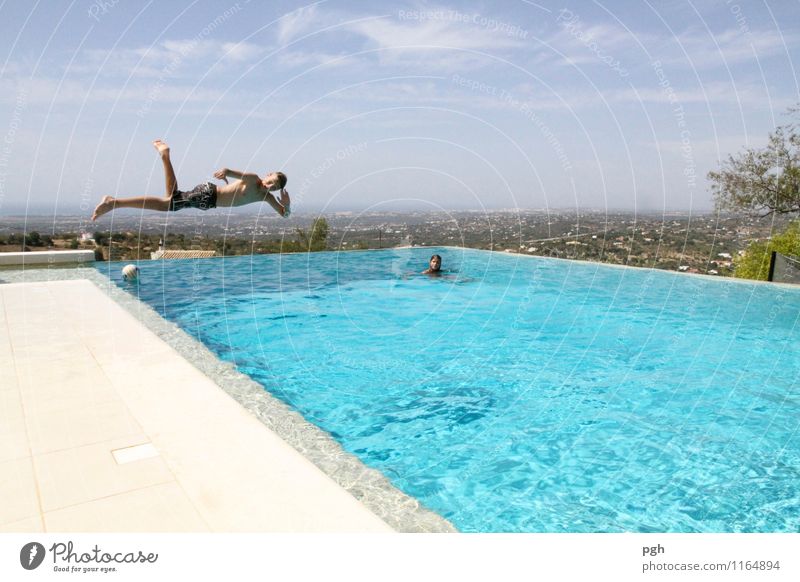 . . . look . . . relaxe maskulin 1 Mensch 13-18 Jahre Kind Jugendliche Wasser Sommer Schönes Wetter Badehose Fitness fliegen Schwimmen & Baden Spielen Sport