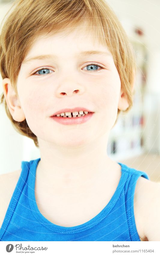 "wenn man glücklich ist... Kind Junge Kindheit Haut Kopf Haare & Frisuren Gesicht Auge Ohr Nase Mund Lippen Zähne 3-8 Jahre blond langhaarig beobachten Blick
