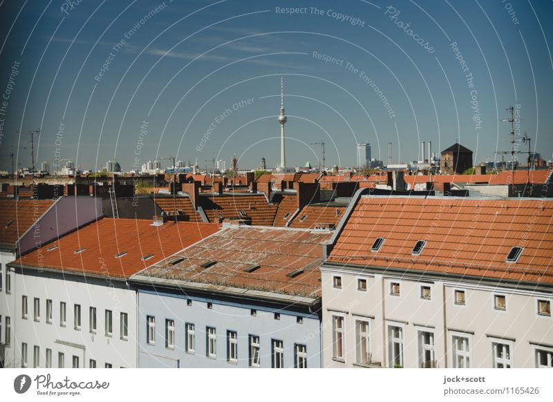 Ansichtssache Stadtansicht mit dem Berliner Fernsehturm Wolkenloser Himmel Neukölln Hauptstadt Stadtzentrum Stadthaus Fassade Dach Wahrzeichen oben Horizont