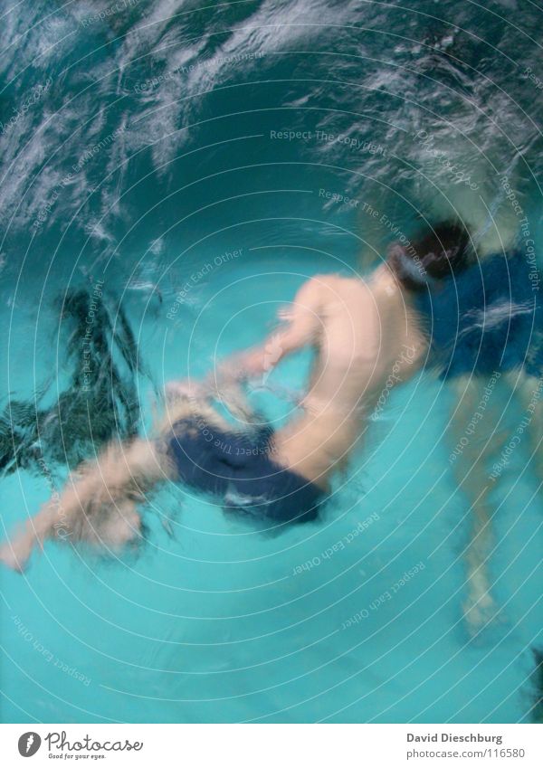Hinter dickem Eis Schwimmen & Baden tauchen Wasseroberfläche Wasserwirbel türkis Unschärfe Schwimmbad 2 Menschen Badehose Jugendliche Erwachsene Junger Mann