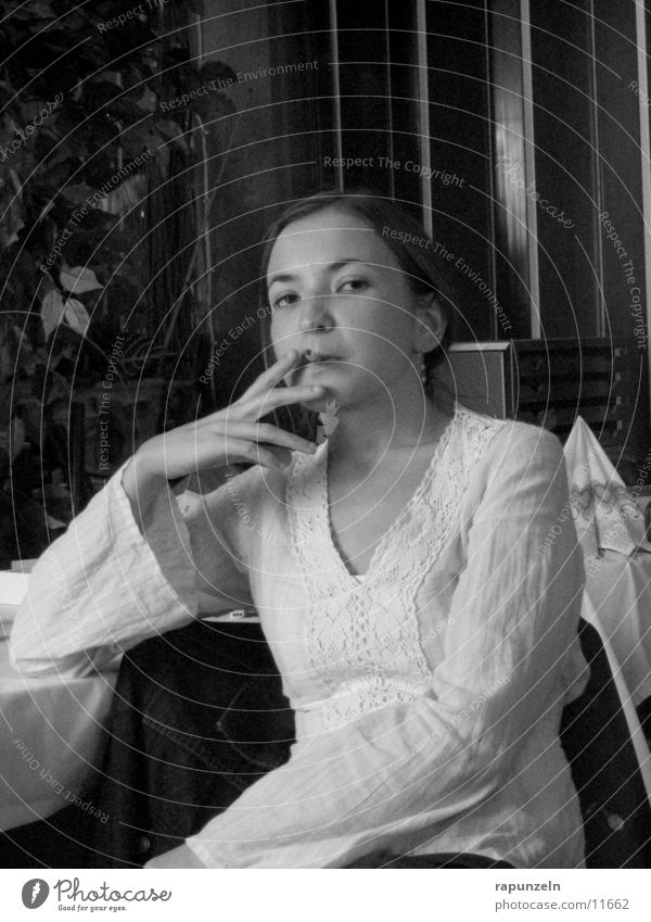 Smoking... Frau Zigarette skeptisch dominant Rauch sitzen Blick Schwarzweißfoto