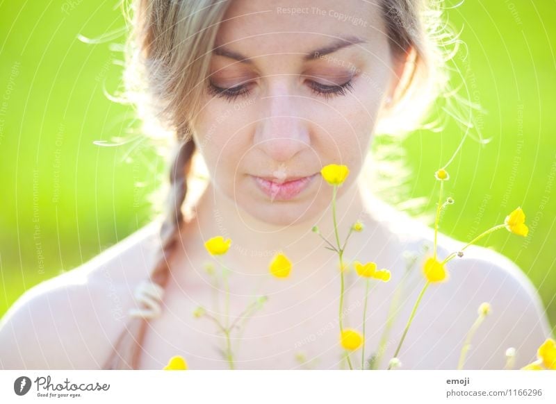 yellow feminin Junge Frau Jugendliche Gesicht 1 Mensch 18-30 Jahre Erwachsene Sommer Blume blond Zopf schön natürlich gelb grün Sumpf-Dotterblumen Farbfoto