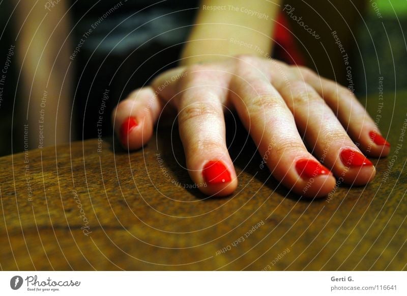 Hand drauf Tischplatte Holz Holztisch Finger 5 Zeigefinger Frau Frauenhand feminin Weitwinkel Macht Größenvergleich Nagellack rot Reiki Gefühle anno 1890