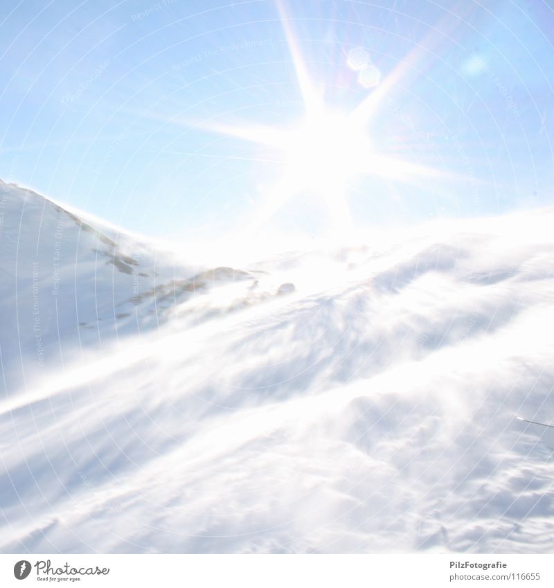 Überstrahlt Skier Gletscher verweht weiß schwarz braun kalt Strahlung Sonnenstrahlen Überbelichtung Lawine gefährlich Berge u. Gebirge Winter Schnee Eis