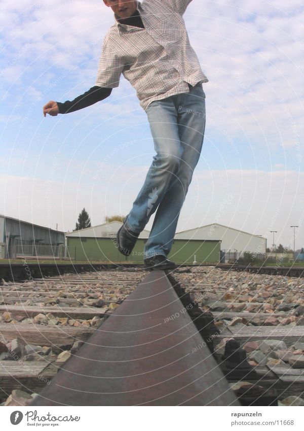 Gleichgewichtsstörung oder Tanz? ;-) Mann Gleise Eisenbahn trippeln Zufriedenheit Mensch Beine Tanzen