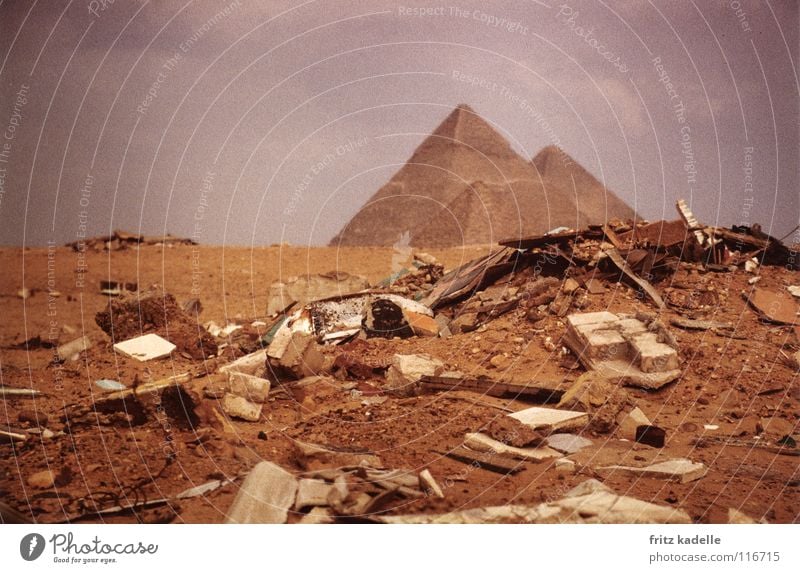 kleiner Müllberg an der grossen Pyramide Gizeh Ägypten Haufen schlechtes Wetter Wüste Afrika Kriese Wolken Sand die große Pyramide