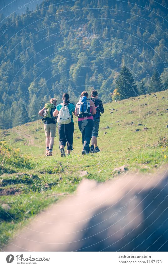 Frauen und Männer beim wandern Freizeit & Hobby Ferien & Urlaub & Reisen Tourismus Ausflug Sommer Berge u. Gebirge Sport Klettern Bergsteigen Mensch maskulin