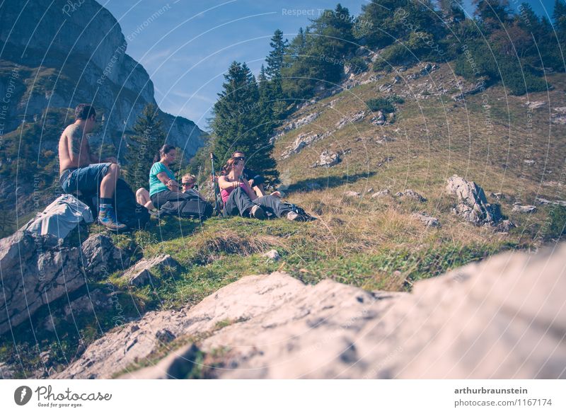 Pause beim wandern Gesundheit ruhig Freizeit & Hobby Ferien & Urlaub & Reisen Tourismus Ausflug Sommer Sonne Berge u. Gebirge Sport Klettern Bergsteigen Mensch